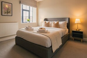 1 dormitorio, escritorio, tabla de planchar con plancha y cuna de viaje