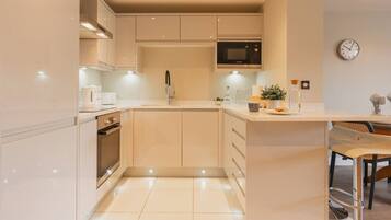 Frigorifero, microonde, forno, piano cottura