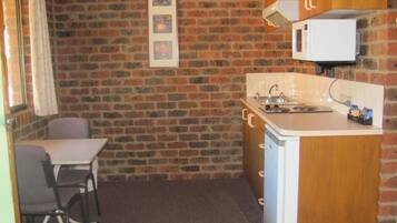 Studio | Private kitchen | Mini-fridge, microwave, cookware/dishes/utensils