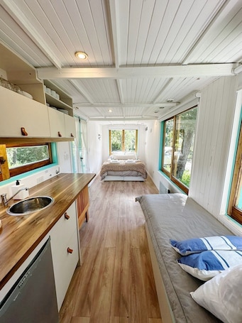 1 bedroom, WiFi, bed sheets. Tiny house in the forest