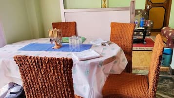 Appartement Familial, 2 chambres, coin cuisine, vue montagne | Restauration dans la chambre