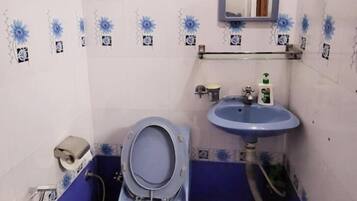 Appartement Familial, 2 chambres, coin cuisine, vue montagne | Salle de bain | Chaussons, serviettes fournies, savon, shampoing