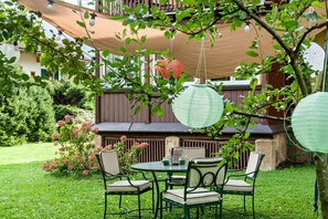 Outdoor dining - Apartment 'Villa Stumm' with Mountain View, Shared Terrace and Wi-Fi (Stumm)