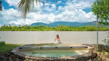 Bain à remous extérieur