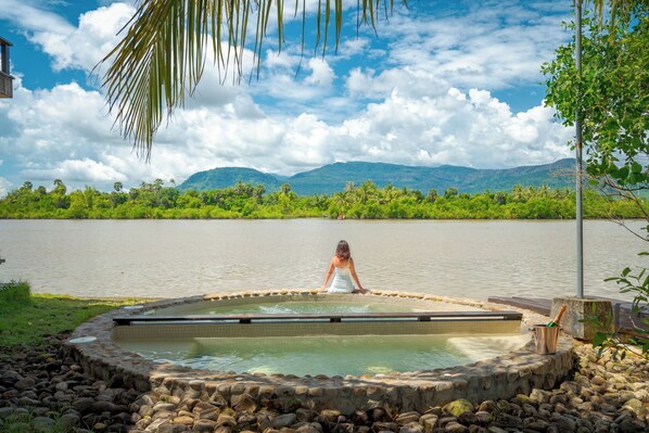 Tina de hidromasaje al aire libre