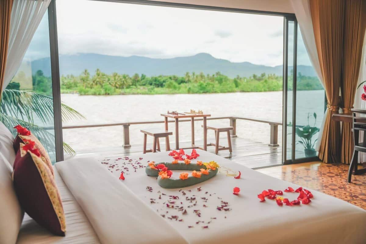 Executive King River View | Egyptian cotton sheets, premium bedding, down comforters, pillowtop beds