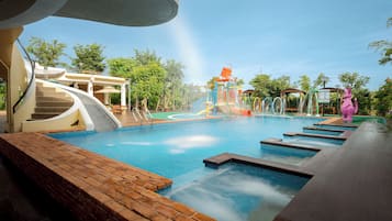 2 piscinas al aire libre, sombrillas, sillones reclinables de piscina