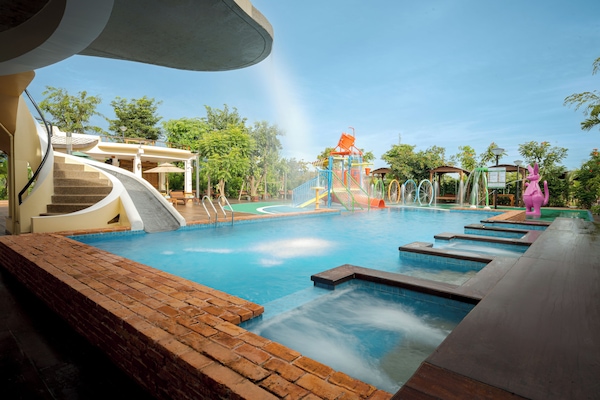 2 piscines extérieures, parasols de plage, chaises longues