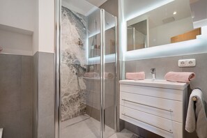 Een douche, een haardroger, handdoeken