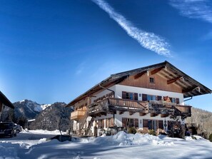 Exterior - Apartment 'Ferienwohnung Unternberg' with Mountain View, Shared Terrace and Wi-Fi (Ruhpolding)