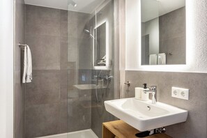 Dusche, Haartrockner, Handtücher