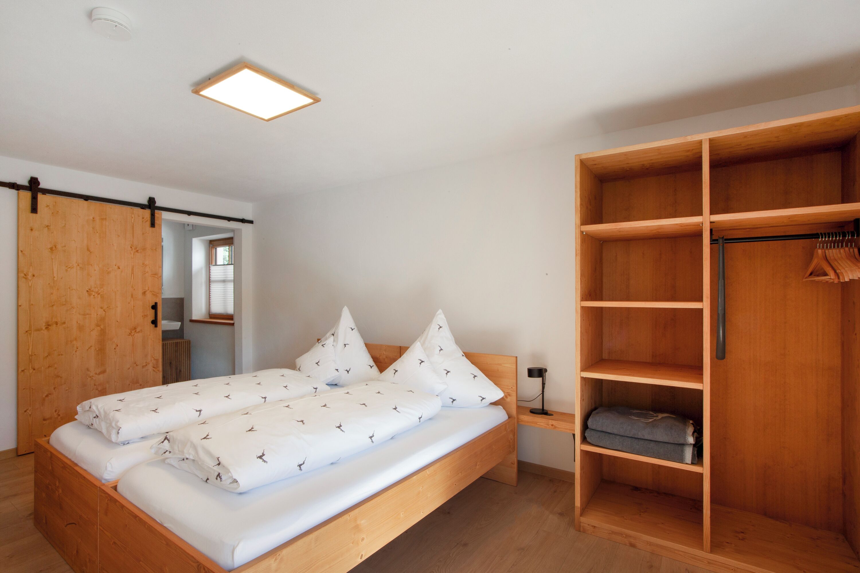 2 slaapkamers, een strijkplank/strijkijzer, gratis wifi, beddengoed