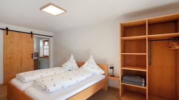 2 slaapkamers, een strijkplank/strijkijzer, gratis wifi, beddengoed