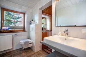 Dusche, Haartrockner, Handtücher