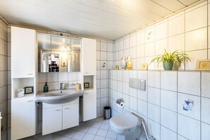 シャワー、ヘアドライヤー、タオル