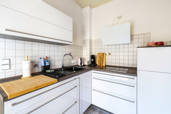 Réfrigérateur, micro-ondes, four, plaque de cuisson