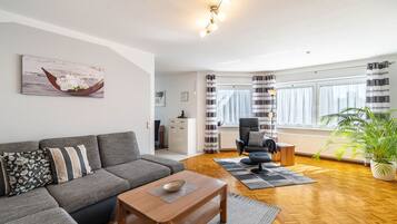 Fernseher, DVD-Player, Stereoanlage