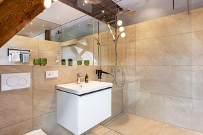 Dusche, kostenlose Toilettenartikel, Haartrockner, Handtücher