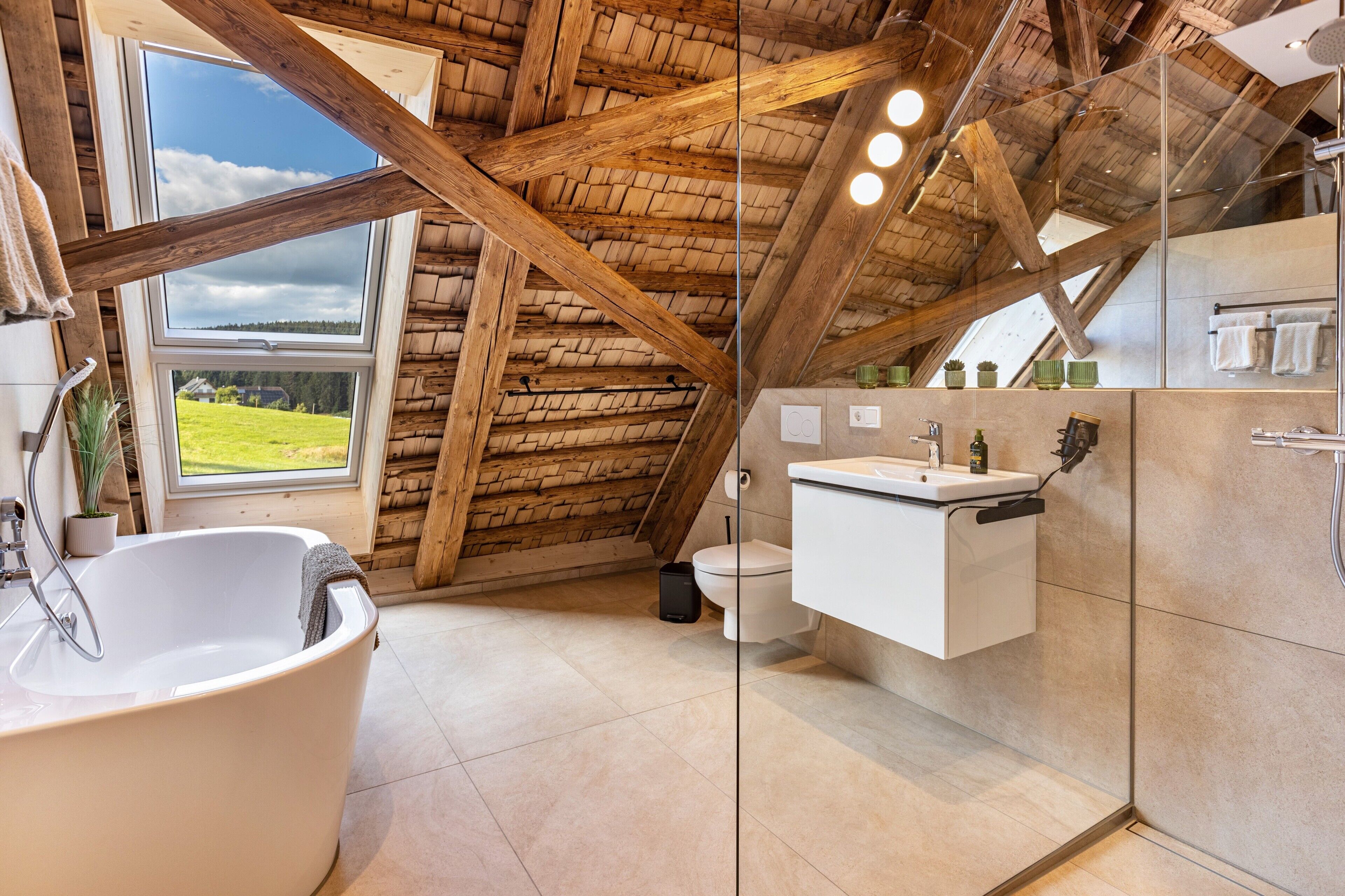 Dusche, kostenlose Toilettenartikel, Haartrockner, Handtücher