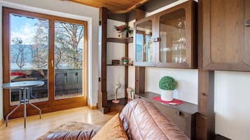 Een televisie en een stereo