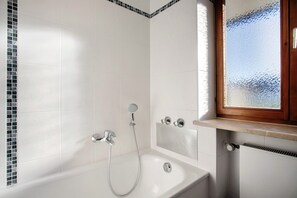 Ducha, secador de pelo, toallas