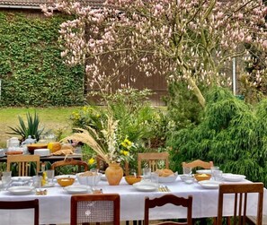 Outdoor dining - Guest House 'Schlamau19' 
Apartment with 2 Guest Rooms, Shared Kitchen, Shared Terrace and Garden (Wiesenburg/Mark)
