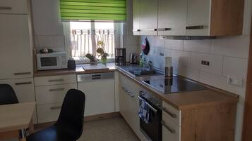 Kylskåp, mikrovågsugn, ugn och spishäll