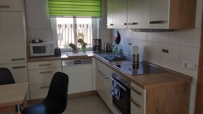 Fridge, microwave, oven, stovetop - Apartment 'Kleine Gemütliche Wohnung In Erfurt' with Wi-Fi (Erfurt)