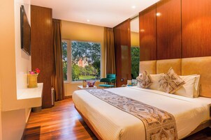 Jallianwala Bagh View Luxury Room | Desk, laptop workspace, soundproofing, iron/ironing board