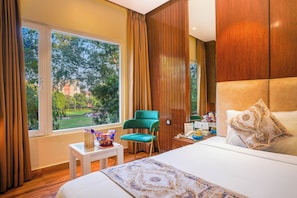 Habitación doble de lujo, vista al jardín | 1 habitación, escritorio y espacio para trabajar con laptop