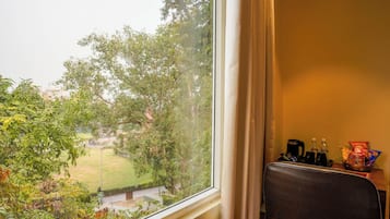 1 habitación, escritorio y espacio para trabajar con laptop
