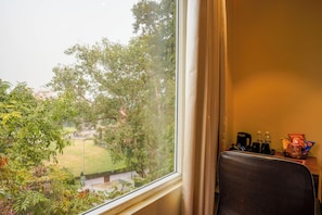 Habitación doble ejecutiva, vista al jardín | 1 habitación, escritorio y espacio para trabajar con laptop