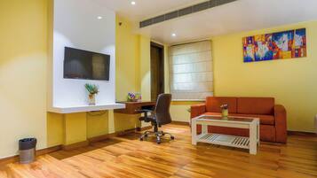 Suite familiare, vista città | Una scrivania, postazione laptop, insonorizzazione, ferro/asse da stiro