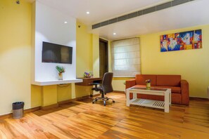 Családi lakosztály, kilátással a városra | Íróasztal, laptophoz jól használható munkafelület és hangszigetelés