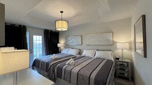 4 bedrooms, iron/ironing board, WiFi, bed sheets - 11 Beds - Kleinburg Crown Town Residences (Vaughan)