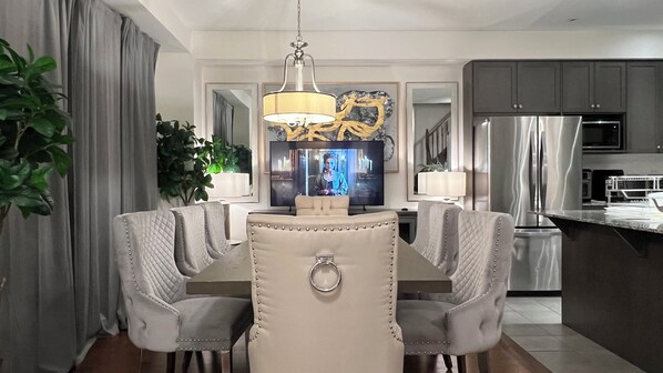 Dining - 11 Beds - Kleinburg Crown Town Residences (Vaughan)