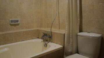 Kamar Double atau Twin Superior | Kamar mandi | Sandal