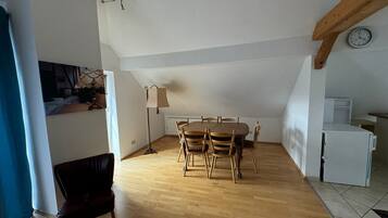 Kondominium Klasik, 4 kamar tidur, pemandangan halaman | Area keluarga