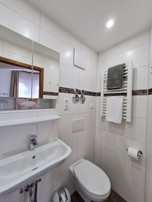 تجهيزات دش، مجففات شعر، مناشف، صابون