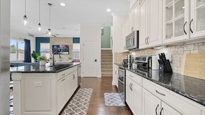 Een koelkast, een magnetron, een oven, een kookplaat