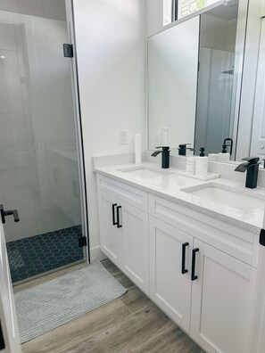 Douche, sĂšche-cheveux, serviettes fournies, savon