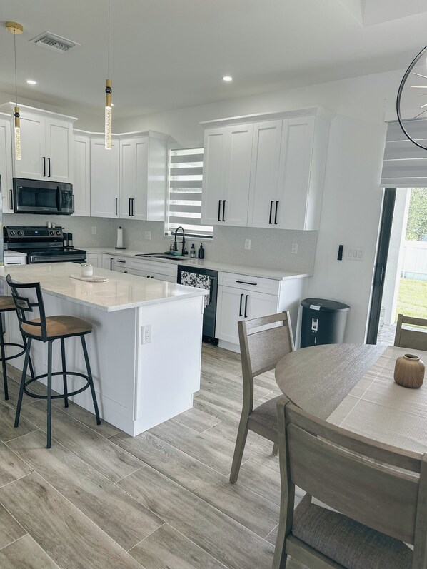 Fridge, microwave, oven, stovetop - Charming 3-bedroom house with AC and WiFi in Cape Coral (Cape Coral)