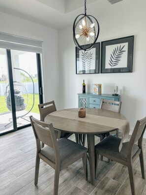 Dining - Charming 3-bedroom house with AC and WiFi in Cape Coral (Cape Coral)