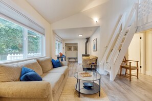 智能电视、壁炉、办公室