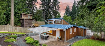 Cottage By The Bay by AvantStay | 0.5mi to Beach!