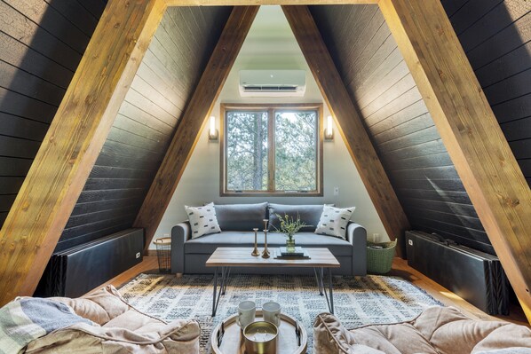 Smart TV, fireplace - Lazy River Glamp-House | Sauna, Cold Plunge, Hot Tub, Firepit Lounge, Projector (La Pine)