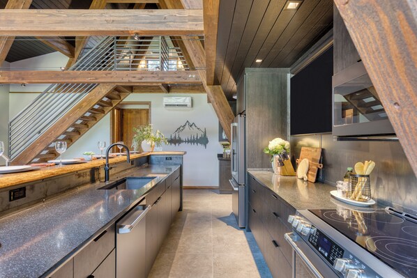 Kühlschrank, Mikrowelle, Ofen, Herdplatte