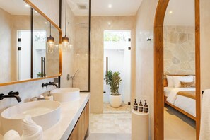Villa de diseñador, patio, vista a la alberca | Baño | Secadora de cabello y toallas 