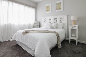 4 bedrooms, iron/ironing board, free WiFi, bed sheets - Martha Cove Family Retreat with Pool Access (Safety Beach)