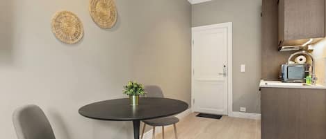 Full-size fridge, microwave, oven, stovetop